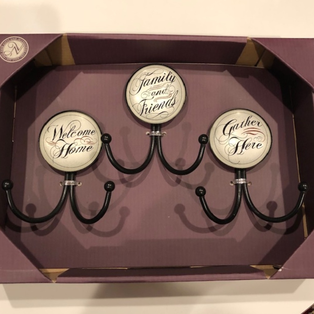 DECORATIVE WALL HOOKS (3) WELCOME FAMILY GATHER